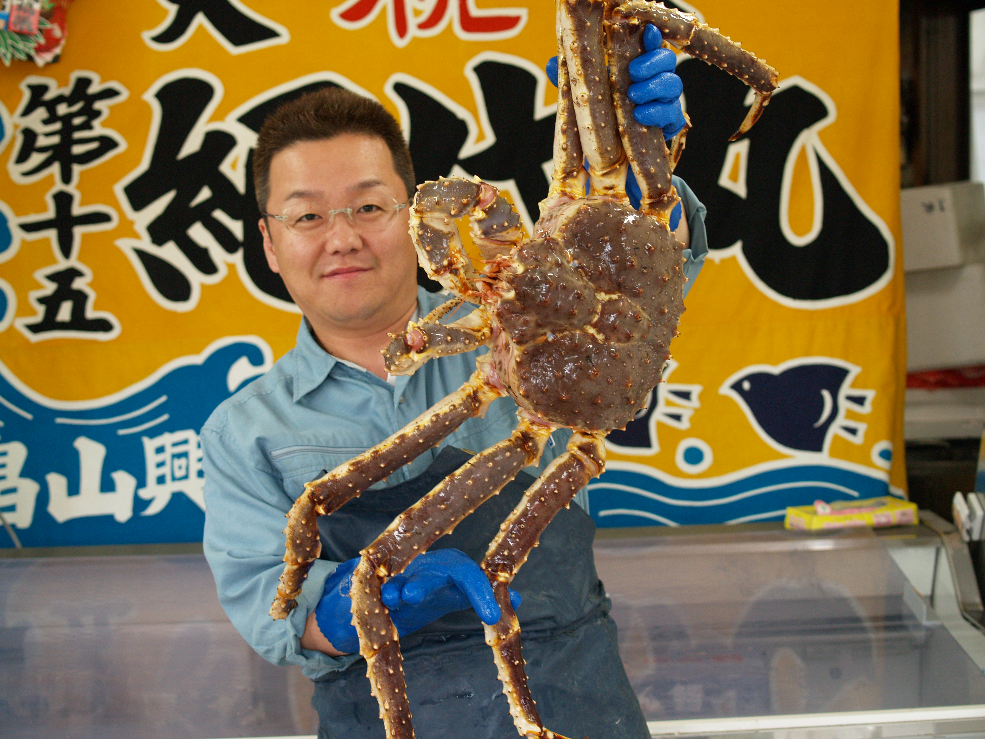 活（未冷凍）カニと冷凍カニの両方を提供